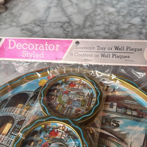 Mid-century New Orleans-themed metal souvenir tray & six coasters - Picture 11 of 12